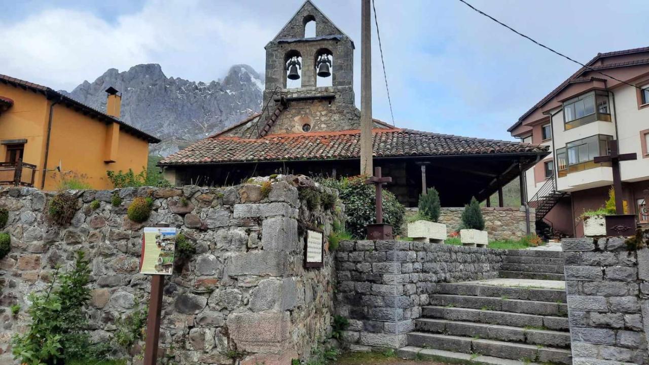 Riano En Las Montanas De Carmen Buitenkant foto
