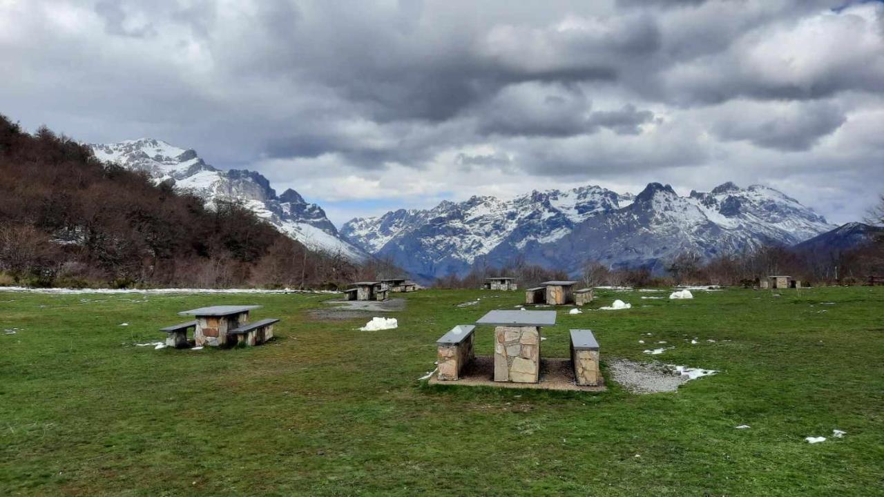 Riano En Las Montanas De Carmen Buitenkant foto